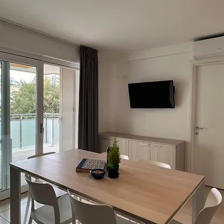 Seaside Flat With Spacious Balcony *