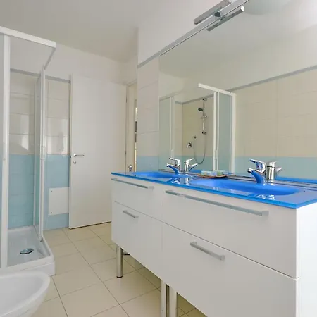 Seaside Flat With Spacious Balcony *