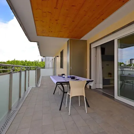 Seaside Flat With Spacious Balcony شقة *