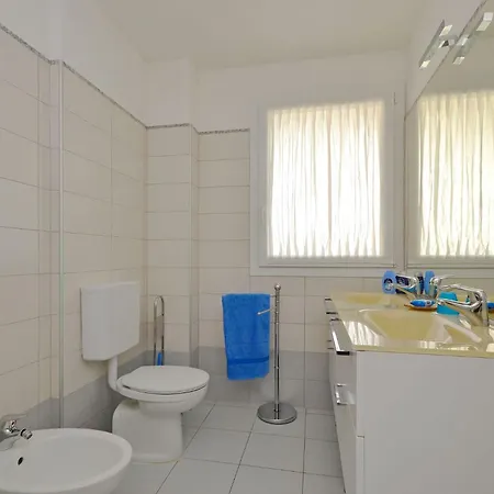 Seaside Flat With Spacious Balcony * لينانو سابيادورو